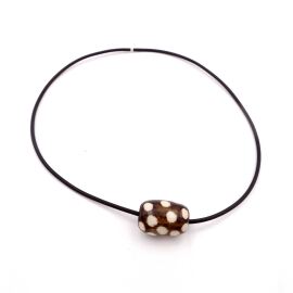 Kette mit Anhänger aus Beinperle